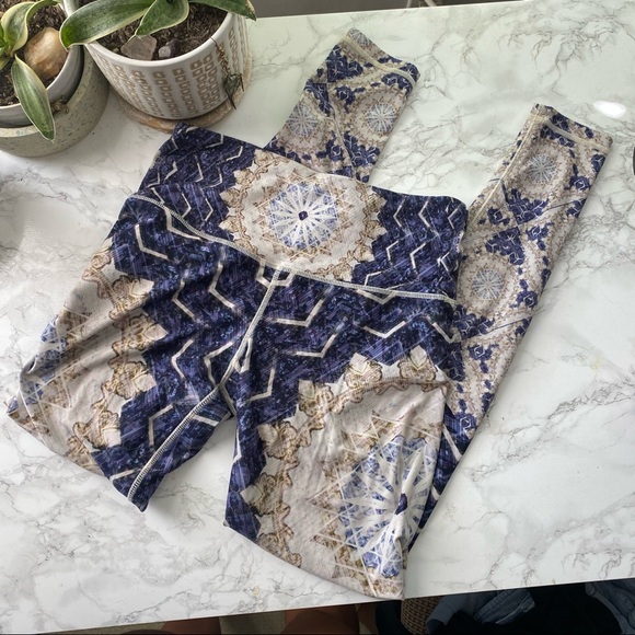 Wolven Threads Blue Scared Geometry Yoga leggings Victoria secret model - Picture 4 of 4